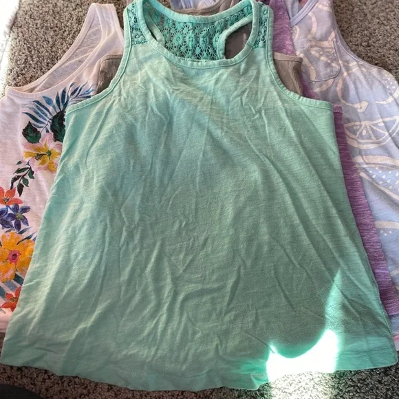 Bundle of 9 size medium (7/8) tanks. Various brands. - Picture 12 of 14